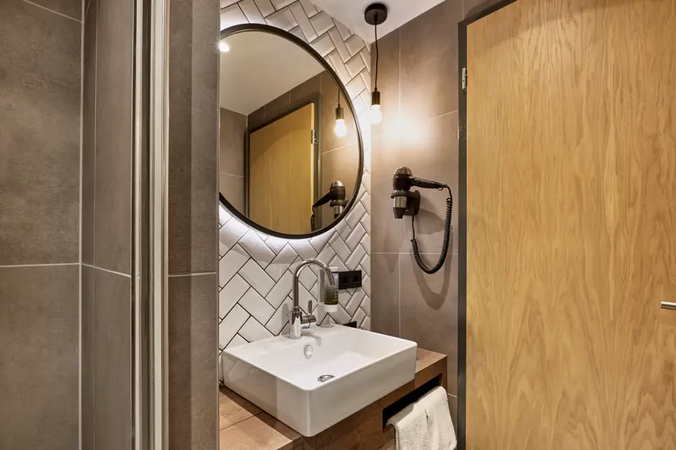 Chambre quadruple salle de bain - H2 Hotel Mainz