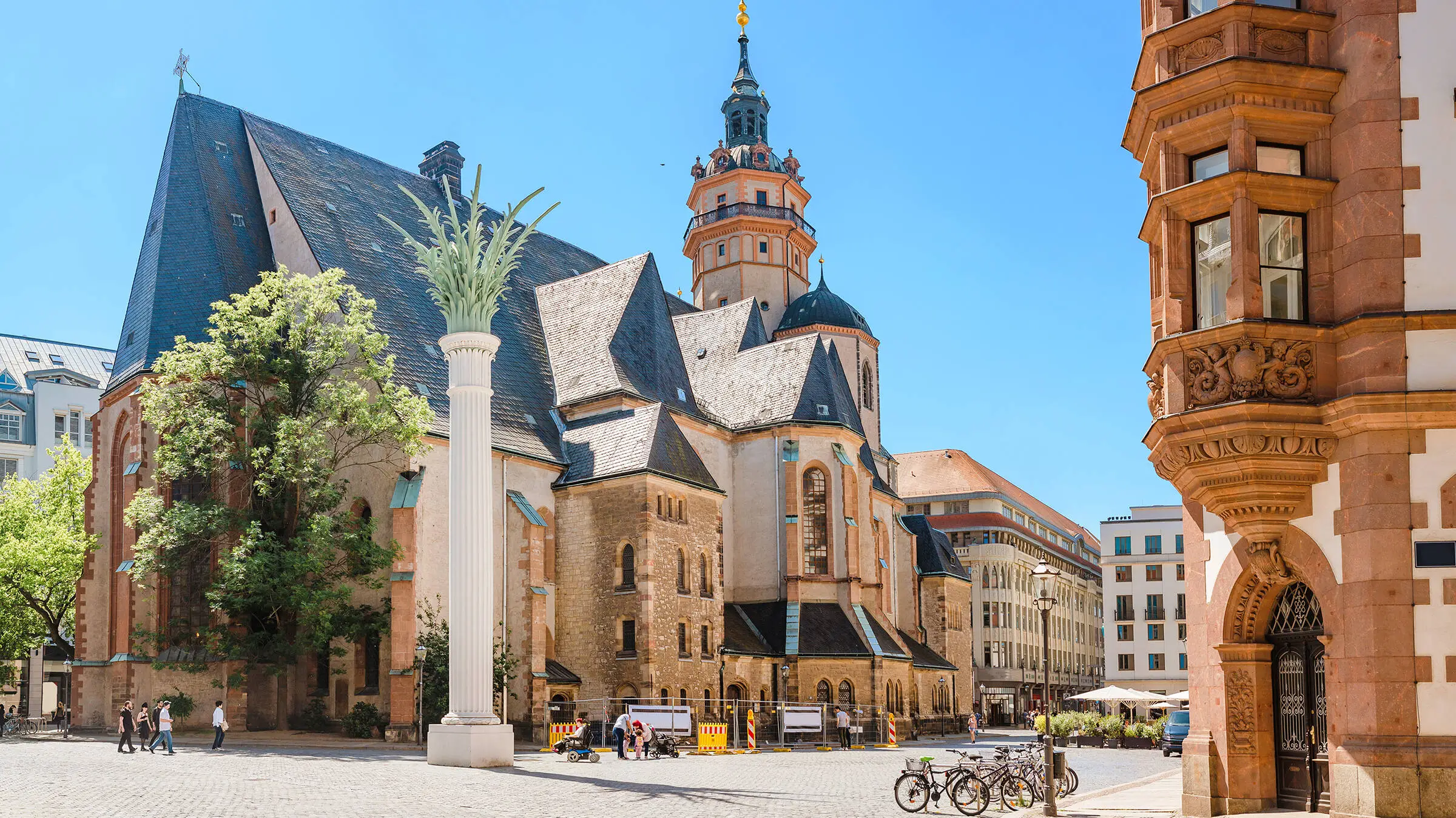 Nikolaikirche bei Tag mit einem leeren Vorplatz. Nikolaikirche bei Tag mit einem leeren Vorplatz.