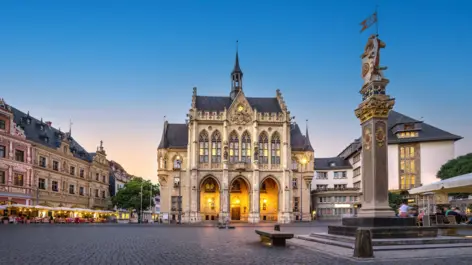 Fischmarkt avec l'hôtel de ville historique - H-Hotels.com Fischmarkt avec l'hôtel de ville historique - H-Hotels.com