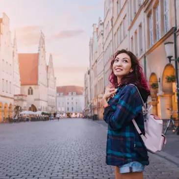 Donna con i capelli rossi in piedi al Prinzipalmarkt