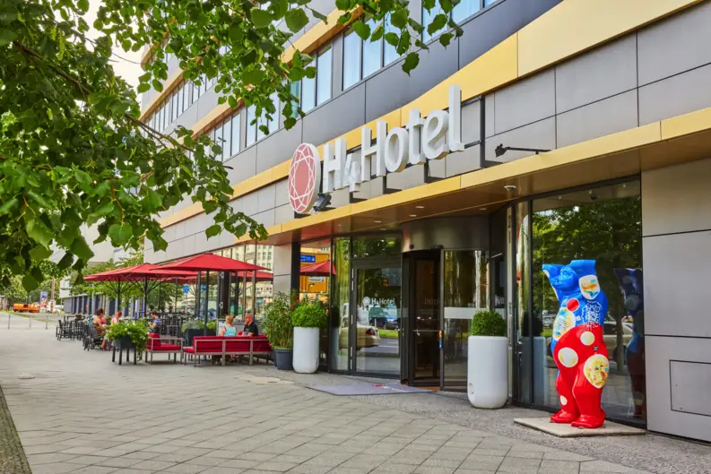Entrée de l‘hôtel H4 Hotel Berlin Alexanderplatz - site internet officiel